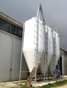 Silos in vetroresina con coclea orizzontale di estrazione prodotto.