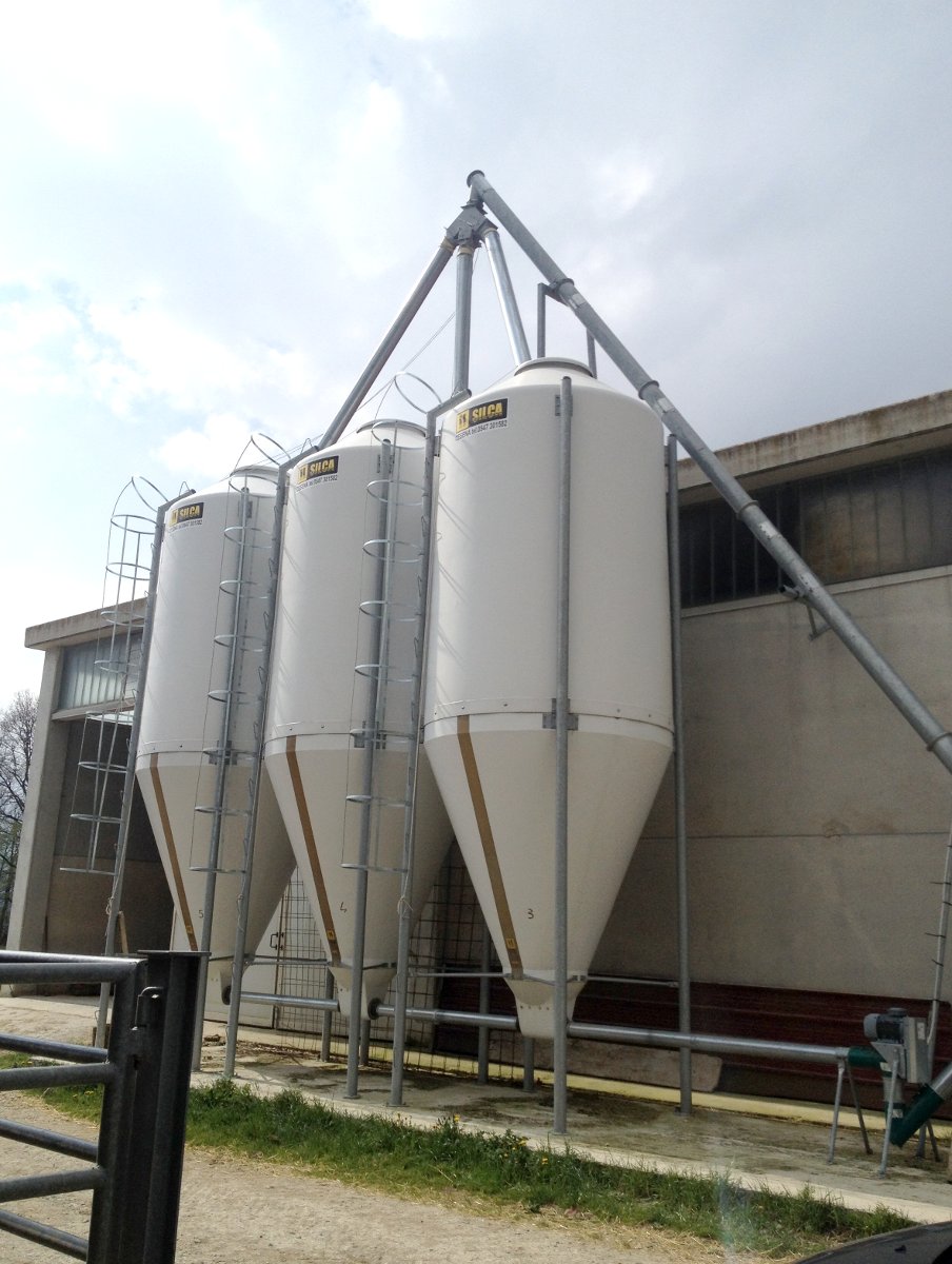 Silos in vetroresina con coclea di carico e serranda a tre vie.