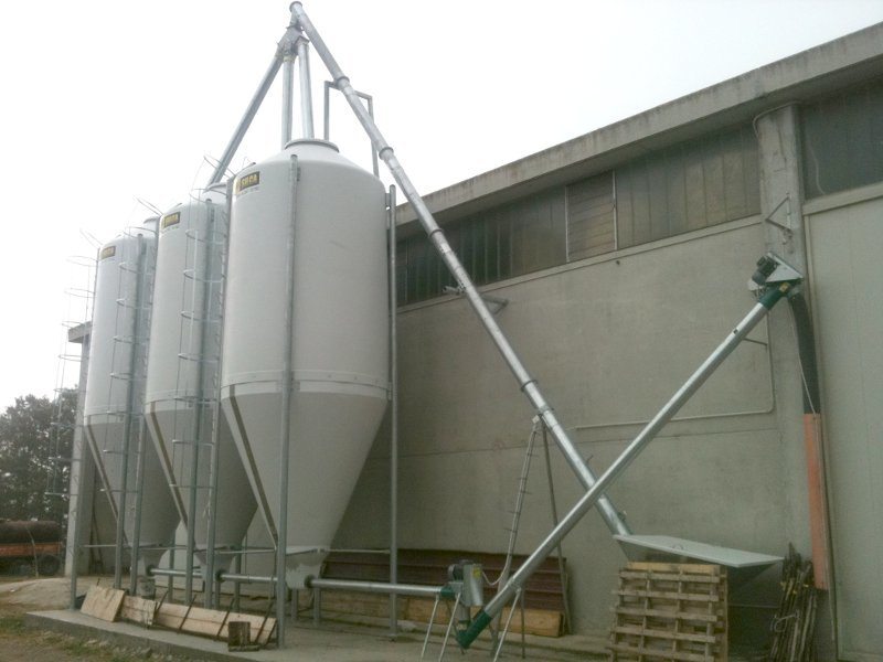 Silos in vetroresina con coclea di carico e coclea orizzontale di estrazione prodotto.